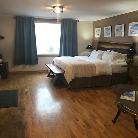 Canadian Rockies Inn - Adults Only フィールド エクステリア 写真