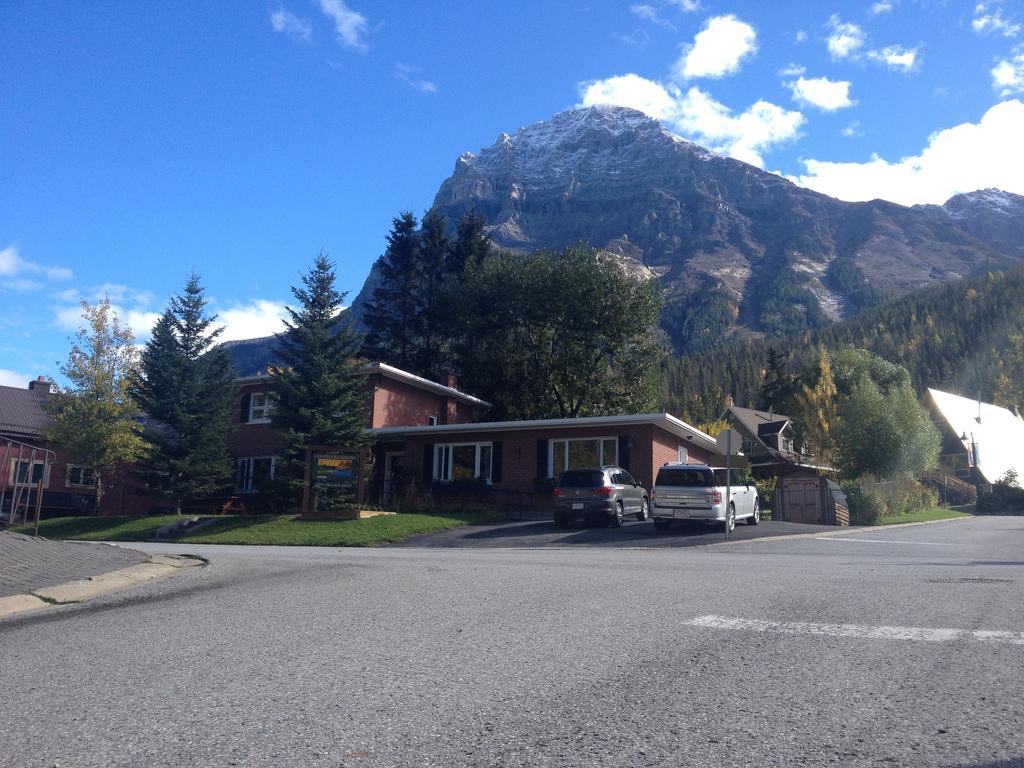 Canadian Rockies Inn - Adults Only フィールド エクステリア 写真