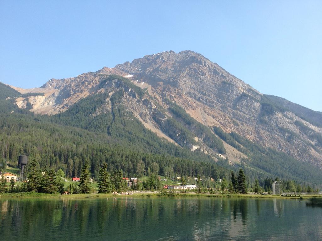 Canadian Rockies Inn - Adults Only フィールド エクステリア 写真