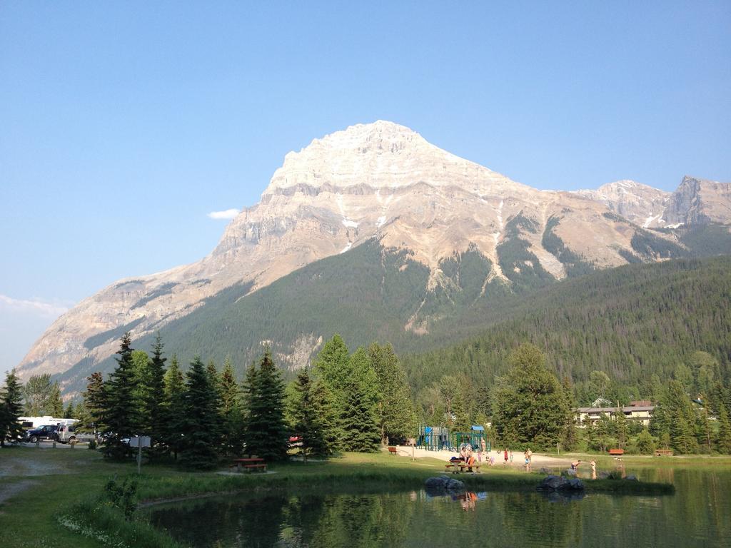 Canadian Rockies Inn - Adults Only フィールド エクステリア 写真