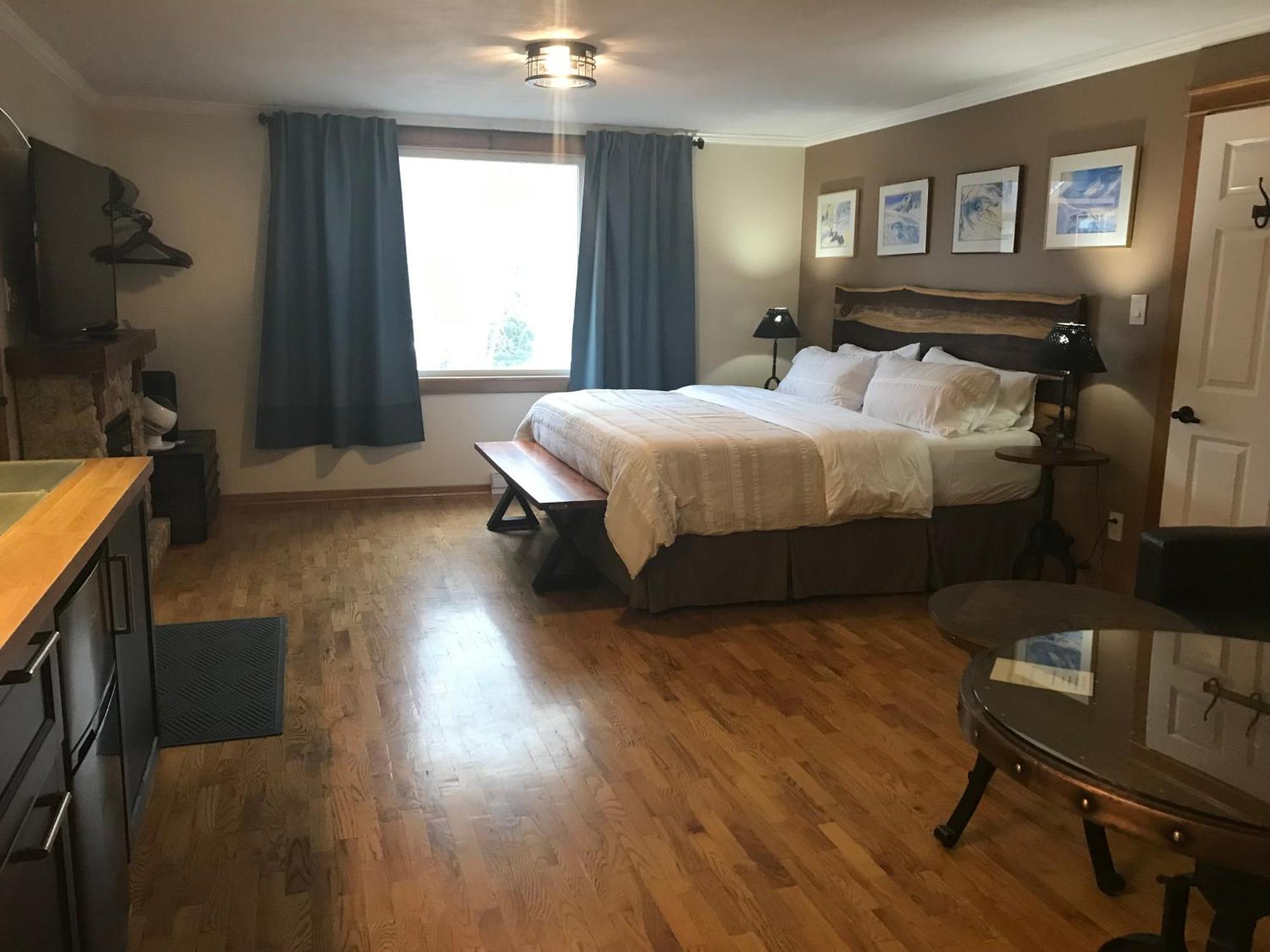 Canadian Rockies Inn - Adults Only フィールド エクステリア 写真